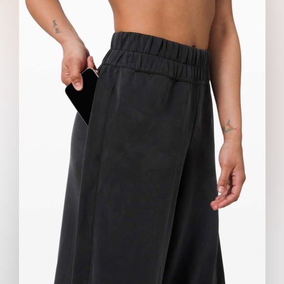 EUC 🍋 Lululemon Seek Softness Mid Rise Crop - Picture 4 of 9